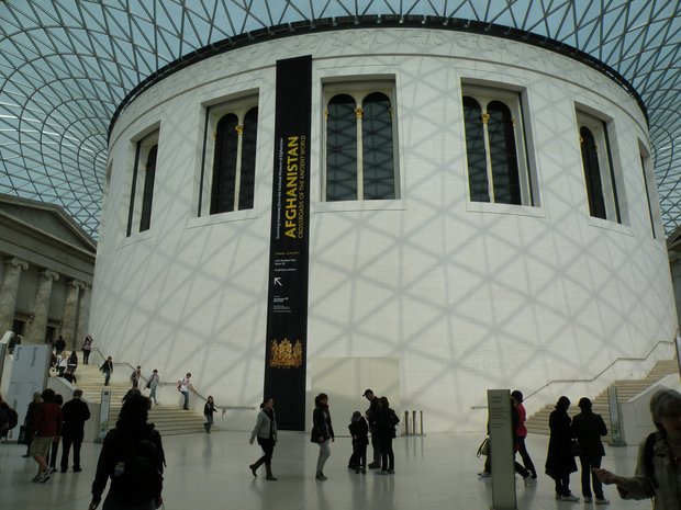  Hall central, recouvert d'une verrière, du British Museum